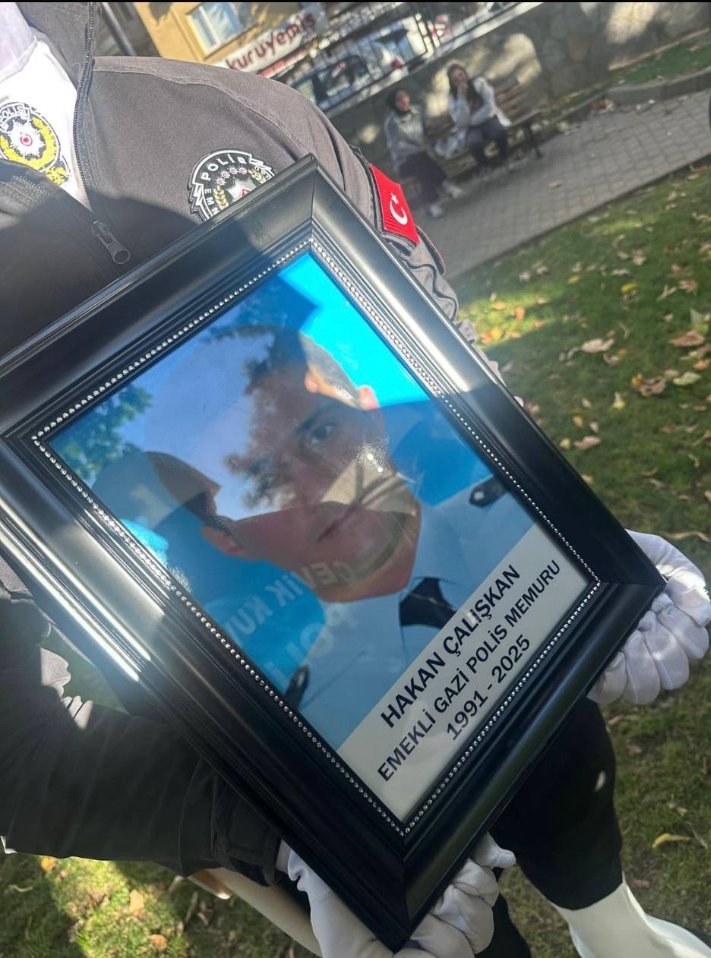 SİZDEN GELENLER...

BUNUDA MI GÖRECEKTİK...

Vedat abi merhabalar. Bir konu hakkında bilgi vermek istiyorum sana. 2015 yılında Tunceli de lojmanlara saldırı olduğunda yaralanan özel harekat polisi Hakan ÇALIŞKAN 10 yıldır tedavi görüyordu bu çatışmada aldığı yaralardan dolayı. Bu