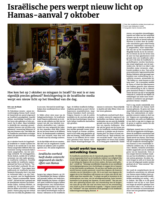 A newspaper article titled "Israëlische pers werpt nieuw licht op Hamas-aanval 7 oktober" with text in Dutch. An inset photo shows a person in military gear holding a rifle, standing in a room with sunlight and pictures on the wall.