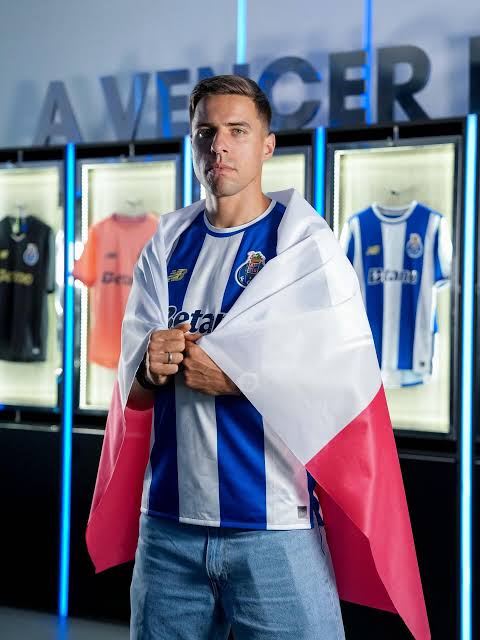 “Eles só vieram aqui para sobreviver, defender e atrasar o jogo.Foi óbvio que vieram aqui para o empate mas foi o plano de jogo deles e eu respeito.”

Bednarek.🔵⚪️