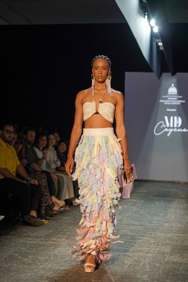 GloriaReyesG's tweet photo. En alianza con #RDFashionWeek, presentamos el desfile “Vestigio”, de la línea Cayena de #ManosDominicanas, confeccionada por Zulia Lestrard.

Una colección elaborada junto a operari@s, maestr@s y artesanos de la división de Comercio Social de @SuperateRDO,  que refleja el arte, la identidad y la dedicación de nuestras manos creadoras, impulsando la inclusión económica y el talento local.