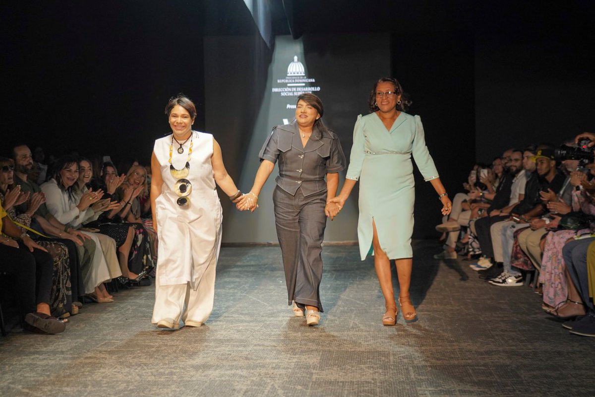 En alianza con #RDFashionWeek, presentamos el desfile “Vestigio”, de la línea Cayena de #ManosDominicanas, confeccionada por Zulia Lestrard.

Una colección elaborada junto a operari@s, maestr@s y artesanos de la división de Comercio Social de <a href="/SuperateRDO/">Supérate</a>,  que refleja el arte,