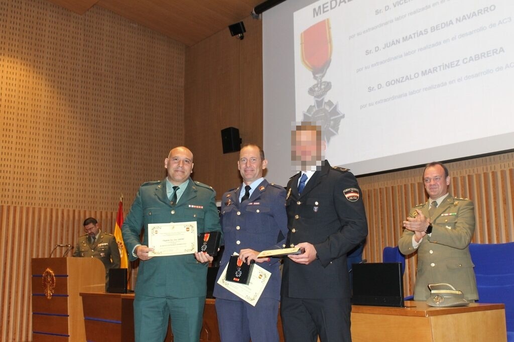 UGFAS_'s tweet image. X Gala UGFAS 2025
Más de 160 asistentes representantes 🇪🇸🇵🇹🇮🇹🇨🇭🇹🇷🇬🇷🇺🇾🇨🇺
Mesa: Gral. A. Alba, R. Jurado, J. Pinedo (RFEK), J. A. Eguía (Kickboxing) y J. J. Robles (UGFAS).
Asistió Kayici Salim (VP mundial).
Marcada por la camaradería y la proyección internacional de UGFAS.
#UGFAS