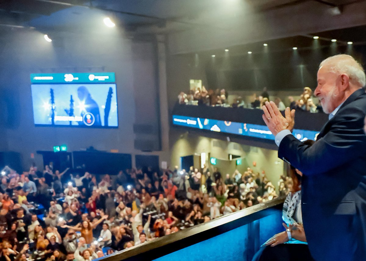 LulaOficial's tweet image. Imagens de uma noite memorável. Show da grande amiga e companheira Maria Bethânia. Um espetáculo que encantou e emocionou a todos e todas ✨
📸 @ricardostuckert