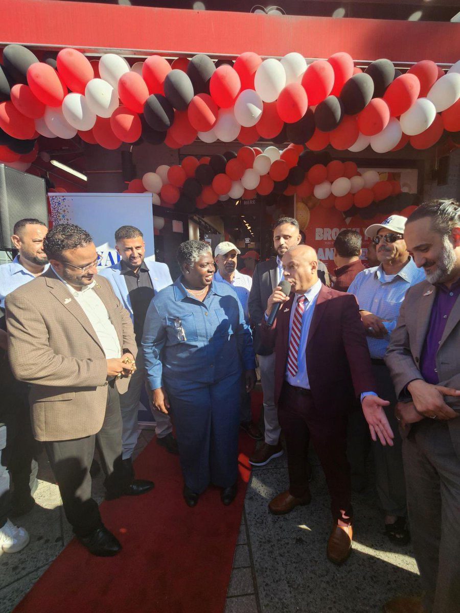 NYC_SBS's tweet image. 🟩🟩✂️🟩🟩  NYC wins whenever a new door opens! Ali was able to open ahead of schedule with the help of our #NYCBEST team. 
 
Congrats to @AYAB4Yemeni and Sheel and Mashi on opening their restaurant in Bay Ridge! 🍔🥙
 
Ready to open your #smallbiz? ⬇️
on.nyc.gov/3RvbAlu