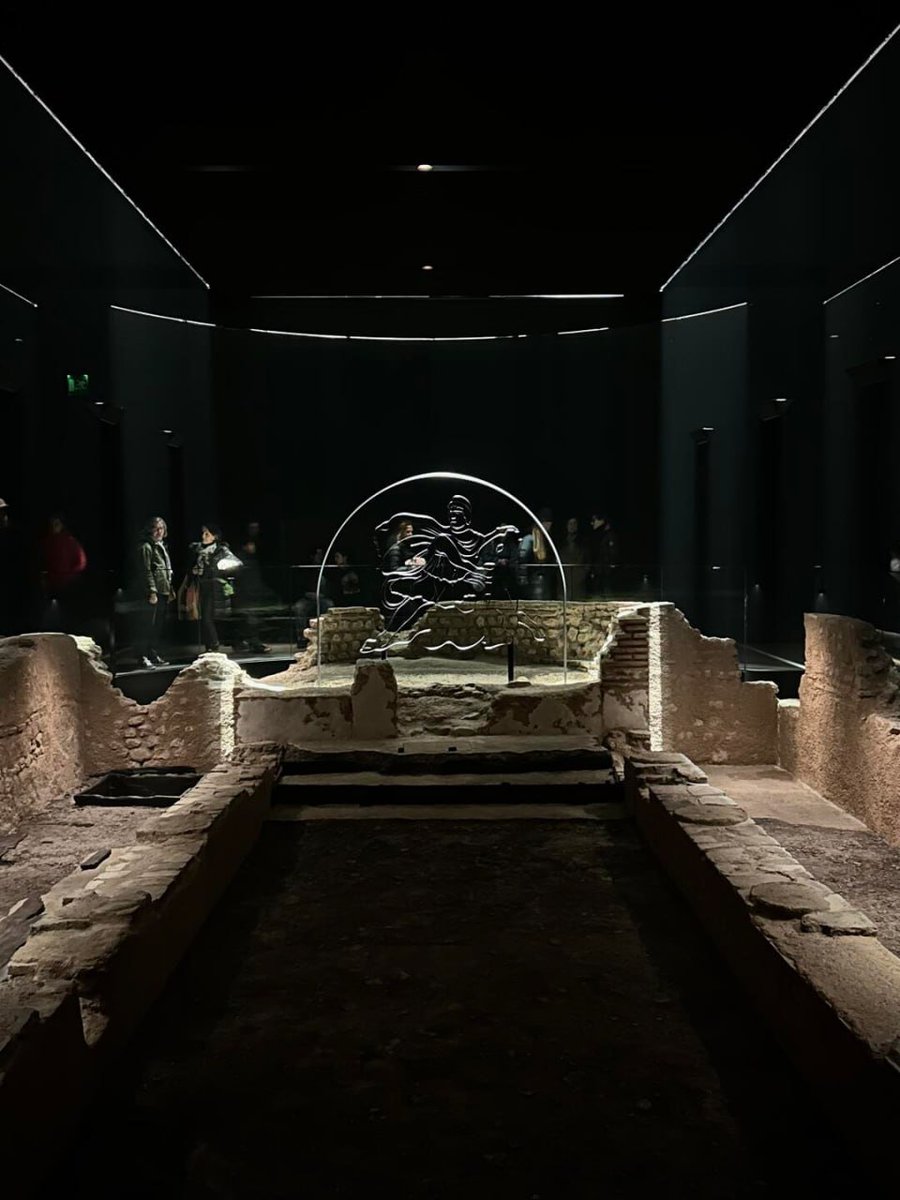 kily_h's tweet image. Discover the hidden depths of London&apos;s underground, where echoes of a Roman city lie beneath our bustling streets. 🏛🚇 Explore ancient remnants and immerse yourself in the rich history that shaped this vibrant metropolis. 🌍🔍