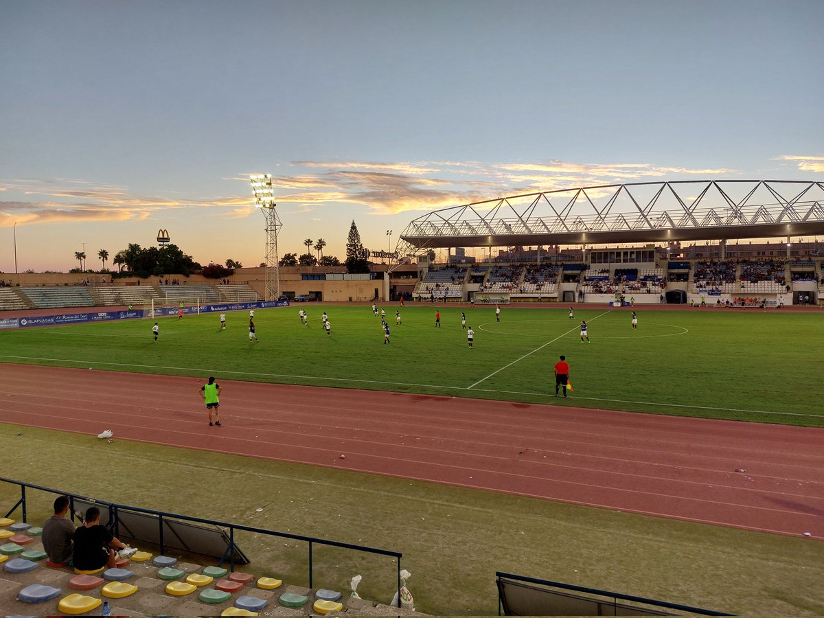 PreferenteA's tweet photo. ⚽ Asistiendo al primer partido de la historia del @_cdsfemenino en el Iberoamericano.

💙 Honor a todos esos azulinos de verdad, que se han quedado tras el partido del masculino, sin faltar el respeto a una sección necesaria para la entidad. https://t.co/JzAyYXQIcq