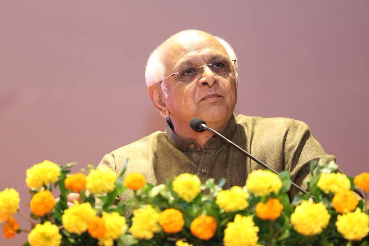 drsanampatel's tweet photo. ગુજરાત પ્રદેશ બક્ષીપંચ મોરચા દ્વારા અને સરકારશ્રીનાં સહયોગથી અમદાવાદ ખાતે વિચરતી વિમુક્ત જાતિઓના રાજ્યસ્તરીય મહાસંમેલનનું આયોજન મુખ્યમંત્રી શ્રી @Bhupendrapbjp સાહેબ, નવનિયુક્ત પ્રદેશ અધ્યક્ષ શ્રી @MLAJagdish સાહેબ, અમારા માર્ગદર્શક અને રાષ્ટ્રીય બક્ષીપંચ મોરચા ભાજપ પ્રમુખ @drlaxmanbjp જી તથા પ્રદેશ ઓબીસી મોરચા અધ્યક્ષ અને રાજ્યસભા સાંસદ શ્રી @MayankNayakBJP જીની પ્રેરક ઉપસ્થિતિમાં કરવામાં આવ્યું, જેમાં સહાય ચેકનું વિતરણ કર્યું અને પદ્મશ્રી ભાનુભાઈ ચિતારાનું સન્માન કરવામાં આવ્યું.

કેટલાય સંગોજોનાં કારણે વિચારતી વિમુક્ત જાતિઓ ફરતું જીવન જીવે છે, પરંતુ આદરણીય મોદી સાહેબનાં માર્ગદર્શનમાં વિભિન્ન યોજનાઓનો સીધો લાભ અપાતા આજે તેઓ સ્થિર જીવન જીવતા થયા છે. 

ખુશીની વાત એ તો હતી જ કે અગણિત લોકોને સીધા લાભ આપવામાં આવ્યા, પણ સાથે એ પણ આનંદની વાત હતી કે નિયુક્તિ થયાનાં 24 કલાક બાદ જ પ્રદેશ અધ્યક્ષ શ્રી જગદીશભાઈ પંચાલે આ કાર્યક્રમને શોભાવ્યો, જે બદલ કૃતજ્ઞતા વ્યક્ત કરું છું. 

આ કાર્યક્રમમાં ગુજરાત સરકારનાં કેબિનેટ મંત્રી શ્રીમતી @BhanubenMLA બેન, મેયર શ્રીમતી @PratibhaJainBJP બેન સહિતના આગેવાનો ઉપસ્થિત રહ્યા.