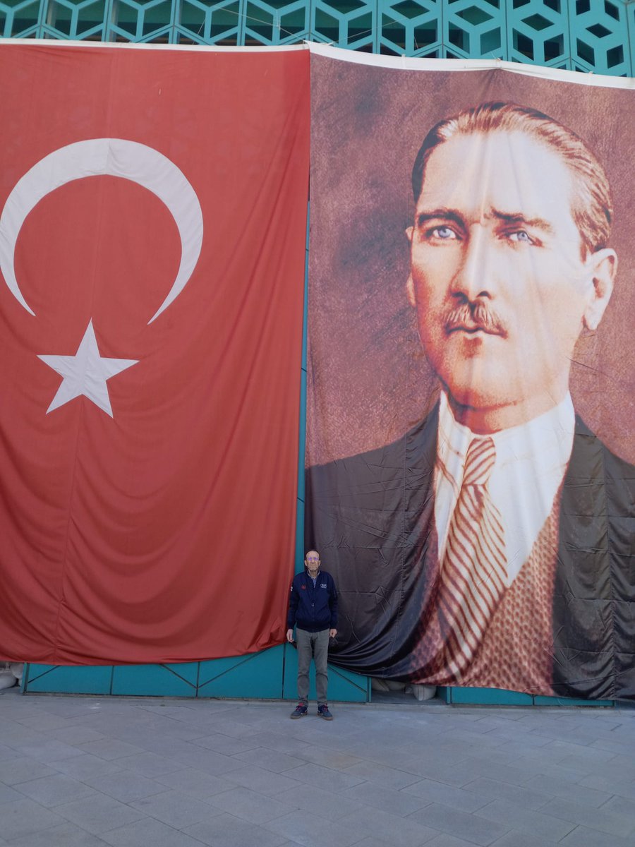 vncrms's tweet photo. Artık beklediğimiz yeter. Kamuoyunun ve bizim beklediğimiz şey soruşturma açılması.Lütfen sesimi duyurmam icin R.t. yaparmısınız.. Bu olay hukuk derslerinde okutulması gereken bir olay. Lütfen bu floodu sonuna kadar okuyun. 

1)Babam Ramazan Kalkan 1957 Darende-Malatya doğumlu.Ömrü'nün 66 yılı Denizli'de geçti. 2 yıl öncesine kadar hayatında tek bir sağlık sorunu yoktu.Günde 1 saat yürür mahallenin kedilerini beslerdi.Bir gün i.y isimli üst komşusu polise ihbar ettiği gerekçesiyle anne ve babamı tehdit etti. Ne annem ve babam gece 3 te arabasının ve evinin atanmasından haberi bile yoktu. Dinlemedi. Ertesi gün sabah 5' te balkona , bahçeye , cicuklere ve kedi kaplarına asitle saldırdı.