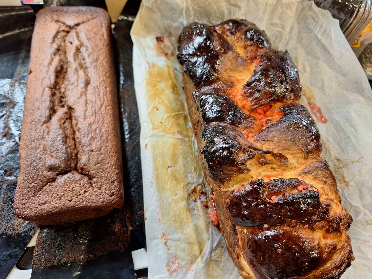 Deux recettes d'<a href="/esmepim/">Esme</a> pour ce dimanche, l'éternelle brioche aux pralines qui a oublié de mettre sa protection solaire et le cake amande-chocolat.