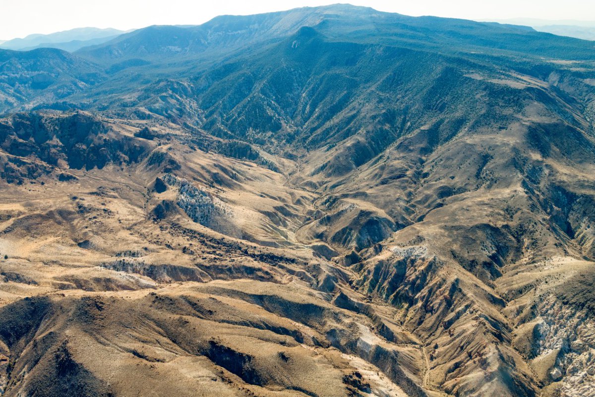 lighthawk_org's tweet image. A view from above can turn awareness into action.

In August, LightHawk flew over Nevada to document both the threats to wild landscapes and the beauty worth protecting.

Imagery from the flight will help make the case for lasting protection. 🛩️
#LightHawk #PublicLands #Nevada