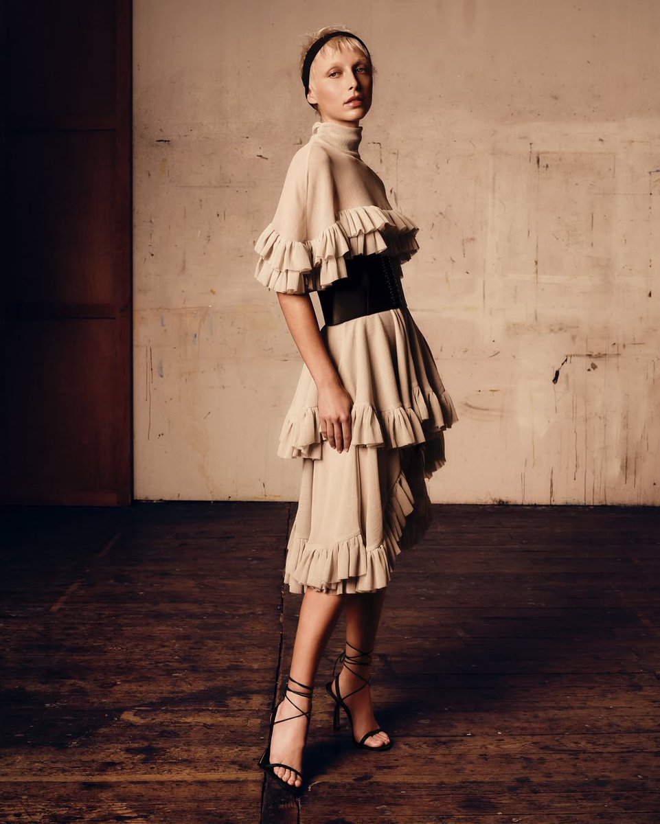 izzah_vl's tweet image. emma chamberlain for ludovic de saint sernin ss'26 titled 'the reverie'.