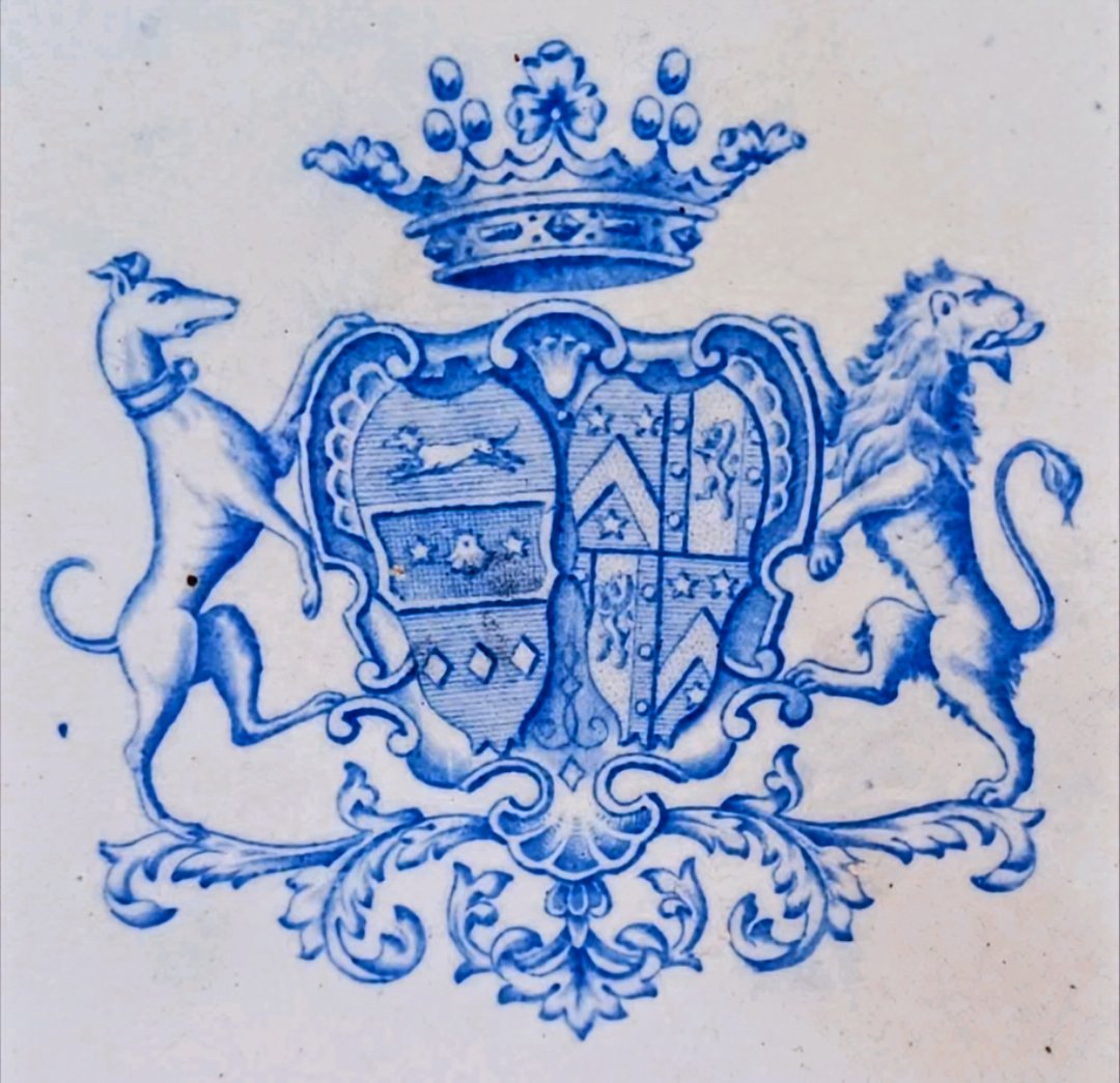 albanperes's tweet image. Faïence de #Gien peinte des #armoiries d'Hippolyte de Fayet (1788-1884), capitaine des lanciers de la garde royale, et Nathalie de Chabrol-Tournoël (1804-1895) #UnescoHeraldry #Auvergne