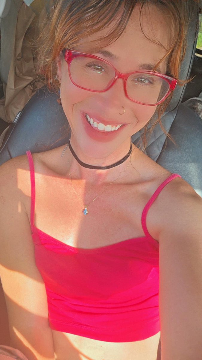 chloehazex's tweet photo. "Sunshine and smiles — loving these bright vibes! ☀️���️ #HappyDays #PositiveEnergy" https://t.co/XLy04FlrTI