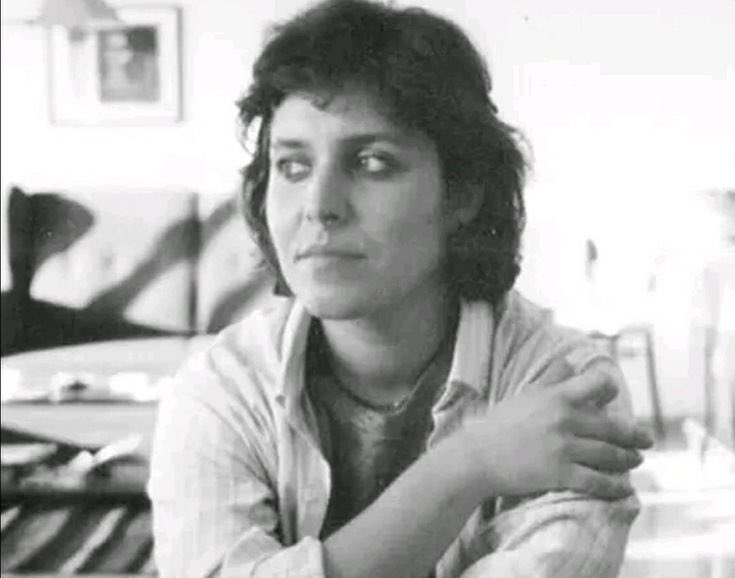 Bak bu yara annemden, işte bu babamdan, buradaki ilkokul öğretmenimden, haaa şu en derin olan mı onu ben açtım bilmeden. 
En çok da o acıtıyor canımı, en çok o kanıyor.

—Nilgün Marmara