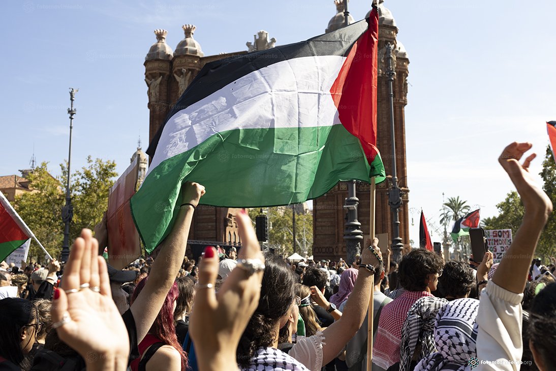 Fotomovimiento's tweet image. 4 d’octubre de 2025

Multitudinària manifestació a #Barcelona contra el genocidi del poble palestí i per la fi del comerç d’armes i relacions amb Israel.

📸 Reportatge sencer a
fotomovimiento.org/manifestacio-m…

Fotos de Tono Carbajo

#Palestina #Gaza #StopArmesAmbIsrael #Fotoperiodisme