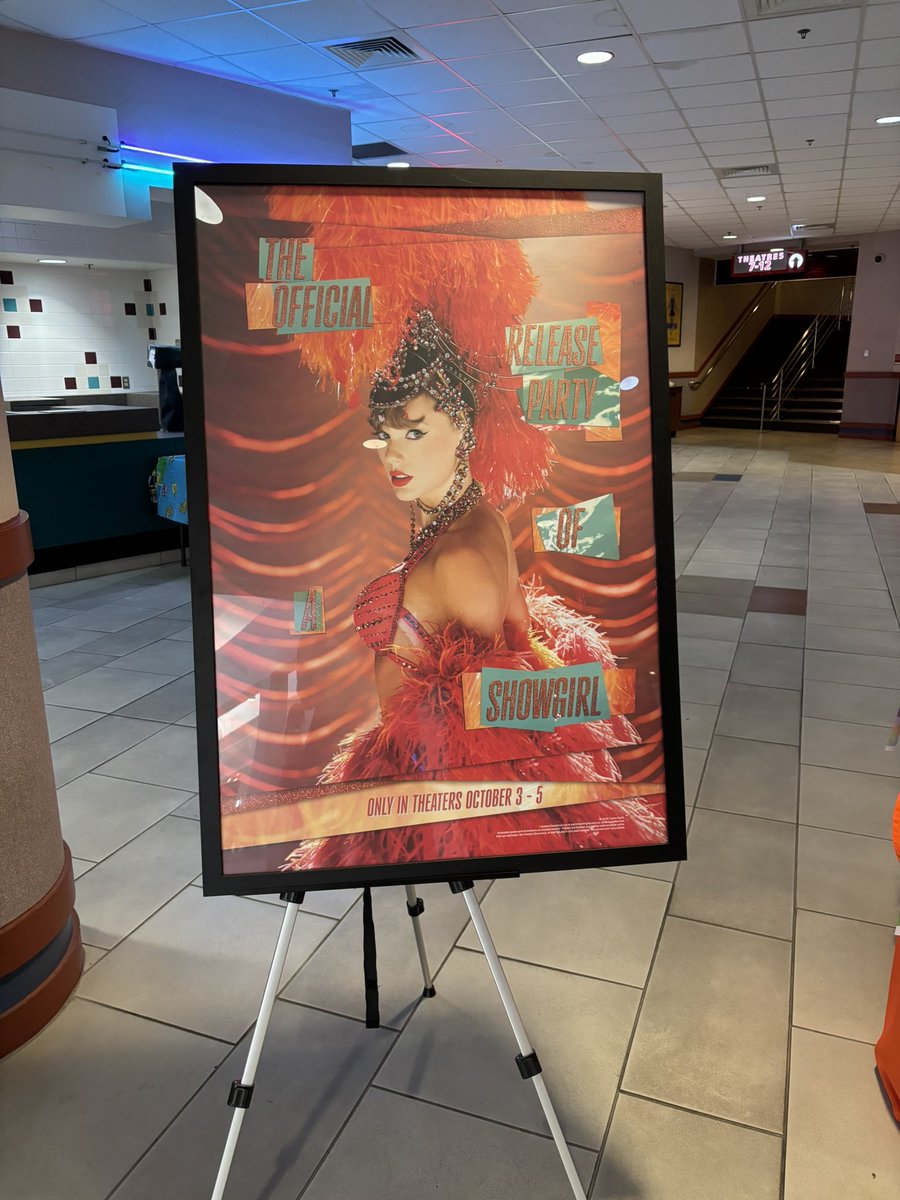 lilyhoak's tweet photo. showgirl weekend 🧡🍸✨🪞 https://t.co/UDEhTVt1jV