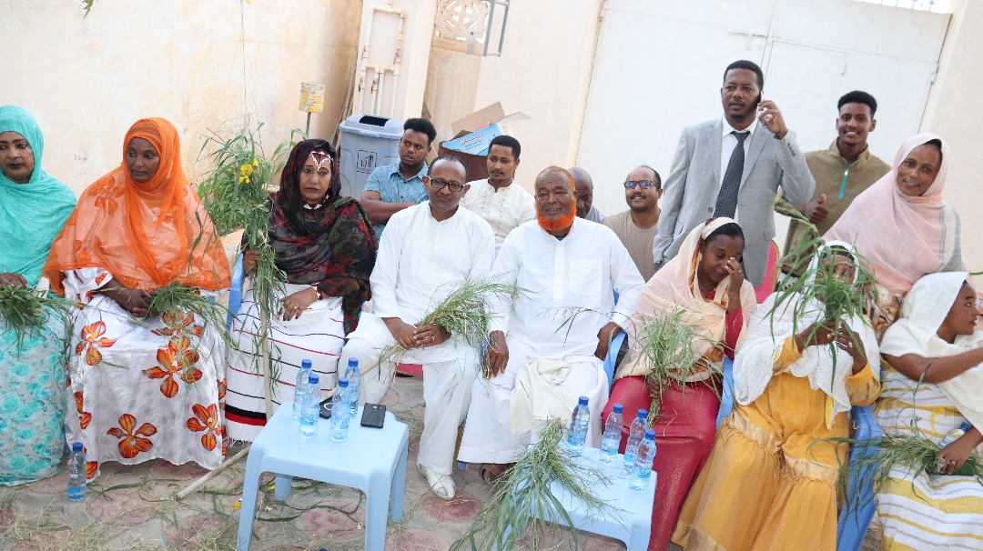EthConPuntland's tweet image. 25/1/ 2018 የኢሬቻ በዓል በፑንትላንድ፣ ጋሮዌ የኢትዮጵያ ቆንስላ በድምቀት ተከበረ፡- በዓሉ በኦሮሞ ሽማግሌዎች ምርቃት ተጀምሮ፣የእሬቻ ስነ-ስርዓት ትይንት ተከናውኗል፡፡አቶ ይድነቃቸው ተክሌ፣ ስለኢሬቻ ከመደመር መንግስት ጋር አሰናስለው ተናገሩ: