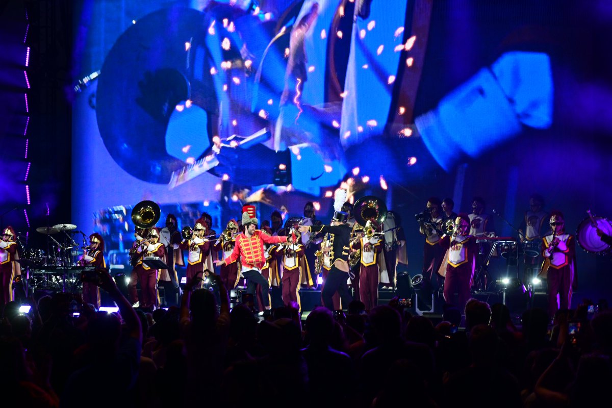 USCTMB's tweet image. Went out with a BANG!

Closed the @AJRBrothers show last night at the @HollywoodBowl.