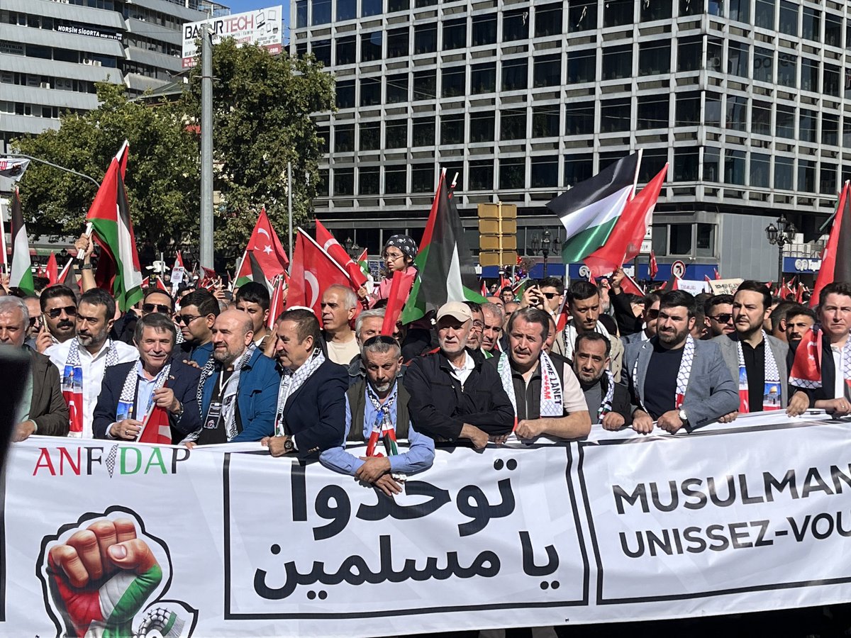 gencmemursen's tweet photo. Bugün #Ankara’nın kalbinde #Filistin için bir dua yükseldi. Anne çığlıkları, çocuk gözyaşları, yıkılmış evlerin arasında kaybolan hayaller… Hepsi bir meydanda yankı buldu. Yüz binlerce insan, “susmak ihanettir” diyerek sokağa çıktı.
Çünkü #Gazze; insanlığın sınavıdır. https://t.co/Qq1XGOZMry