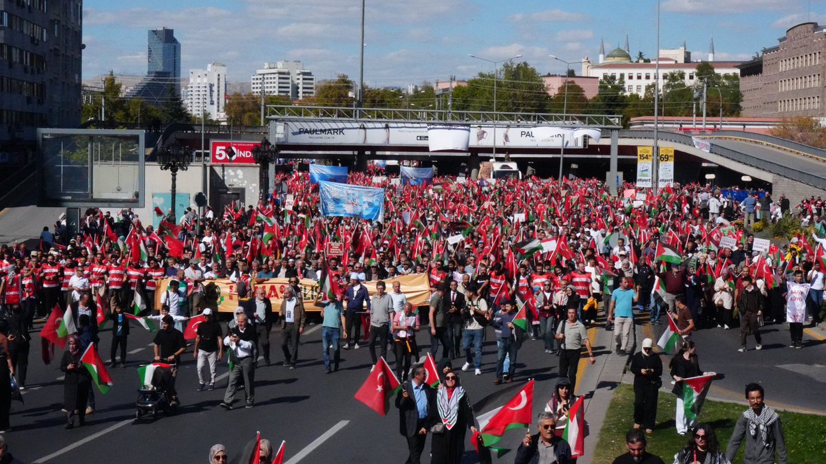 gencmemursen's tweet photo. Bugün #Ankara’nın kalbinde #Filistin için bir dua yükseldi. Anne çığlıkları, çocuk gözyaşları, yıkılmış evlerin arasında kaybolan hayaller… Hepsi bir meydanda yankı buldu. Yüz binlerce insan, “susmak ihanettir” diyerek sokağa çıktı.
Çünkü #Gazze; insanlığın sınavıdır. https://t.co/Qq1XGOZMry