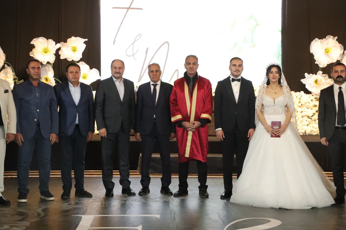 Melik ve Kılıç ailelerinin bu özel gününde, yeni evli çifte ömür boyu mutluluk, huzur ve sevgi dolu bir yaşam diliyorum.

Her günleri bugünkü kadar anlamlı, her anları birbirlerine duydukları sevgi kadar güçlü olsun.

Bu güzel birliktelik, iki ailenin dostluğunu ve sevgisini daha