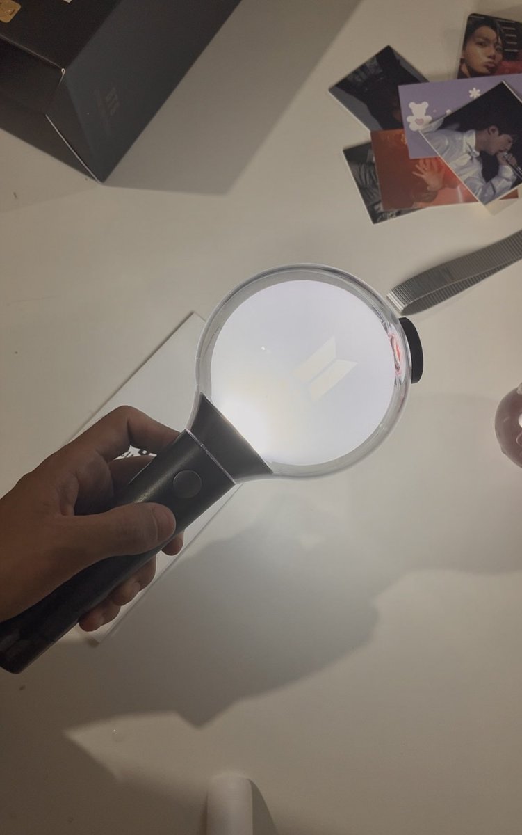28bysuga's tweet photo. #feedback muuuuito positivo pra @HobariKstore que fez a ceg da army bomb e sempre foi muito solicita e clara com as atualizações. tudo chegou certinho e eu tô apaixonada pela minha lightstick <3 https://t.co/SAGBfRSFE1