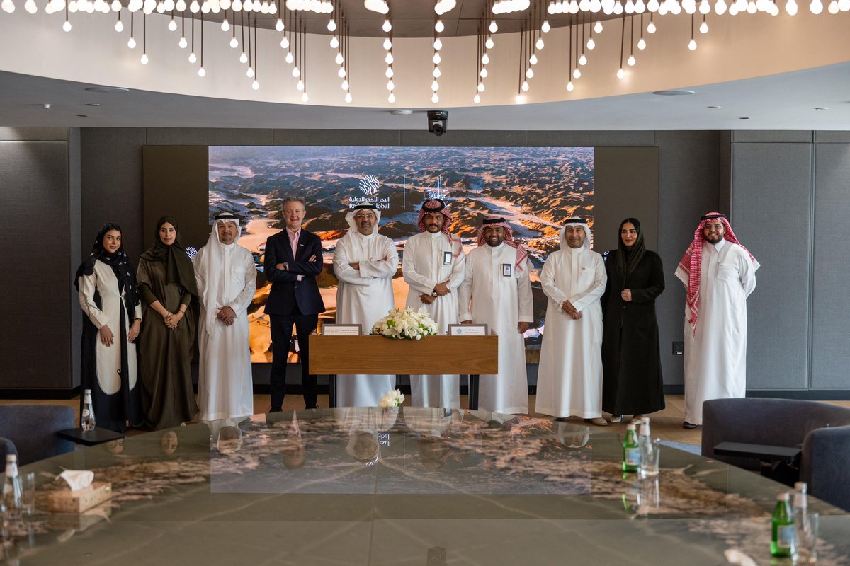 يسعدني مشاركتكم خبر توقيع اتفاقية تفاهم بين جامعة جازان وشركة البحر الأحمر الدولية (إحدى شركات صندوق الاستثمارات العامة)، 
الاتفاقية تهدف إلى تدريب طلبة كلية الأعمال من مختلف التخصصات وتوظيف طلبة برنامج الإدارة السياحية والفندقية. 
<a href="/JazanUniversity/">جامعة جازان</a> 
<a href="/Dr_Madkhali/">حُذيْفة مدخلي</a> 
<a href="/naifmathkur/">Dr.Naif Mathkur🇸🇦د.نايف مذكور</a>