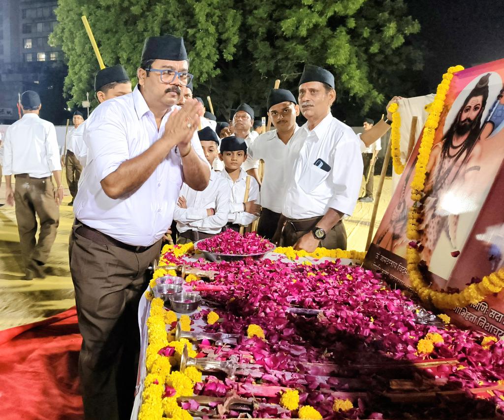 TheHitendrasinh's tweet image. #RSS100Years संघ शताब्दी वर्ष की ऐतिहासिक क्षण में शामिल होने का अविस्मरणीय विजयादशमी उत्सव

100 वर्षों से लगातार निस्वार्थ मातृभूमि को समर्पित &quot;व्यक्ति निर्माण से राष्ट्रनिर्माण&quot; एवं समरसता और देश सेवा में समर्पित विश्व के सबसे बड़े सामाजिक संगठन का स्वयं सेवक होने पर गर्व है।