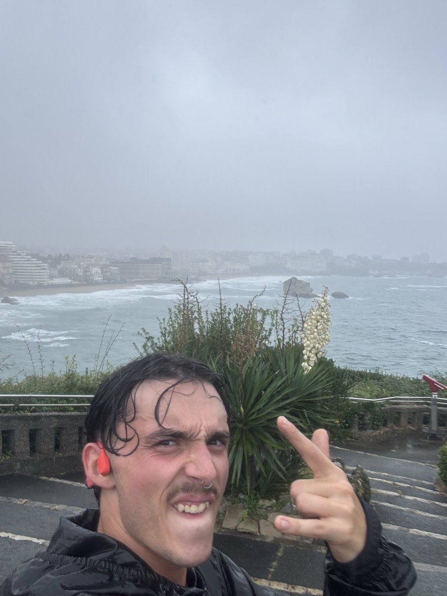 ArmMatIr's tweet image. C’est une folie, je détestais courir de toute mon âme, dernier en cross tout le collège et lycée, et j’arrive à tenir des distances que je pensais aucunement (alcool, cigarette, mdr ). Je suis fier de moi là-dessus, je vais tout enculer après.