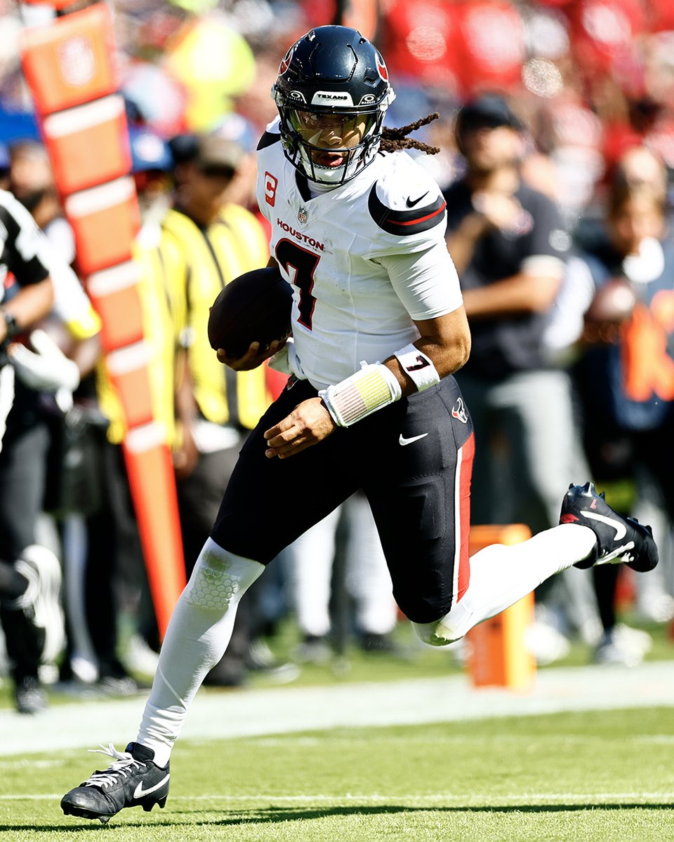 HoustonTexans's tweet image. "Old" man dealing in the first half 👀

🔴 14/17 
🔴 137 yards
🔴 3 TDs
🔴 30 rush yards