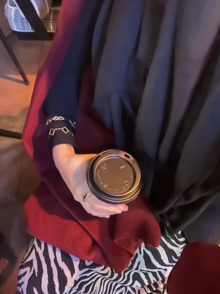 arkadasim sigarasini rahat icebilsin diye ben sogukta donarak kahvemi iciyorum