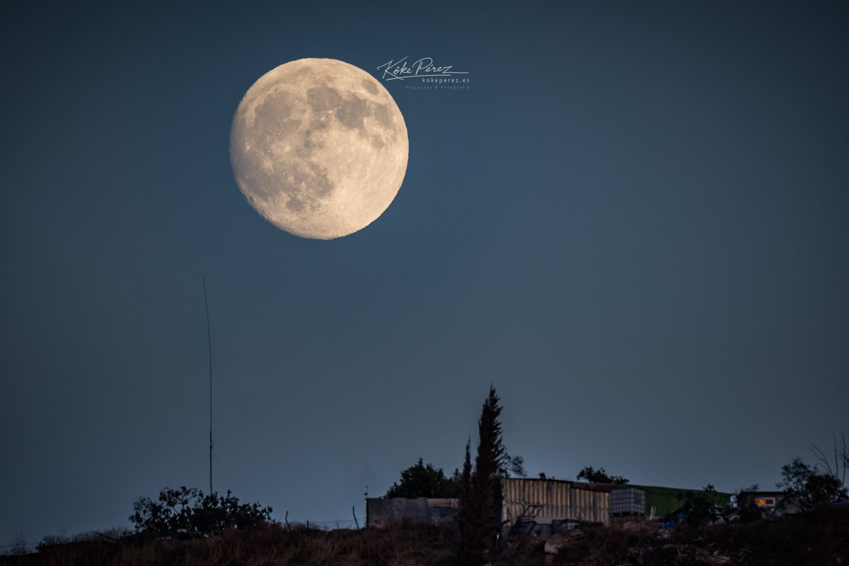 La Luna de hoy 5/10/2025, saliendo por los Montes de #Malaga, al 93,2 % de Tamaño y a 375.440 Km