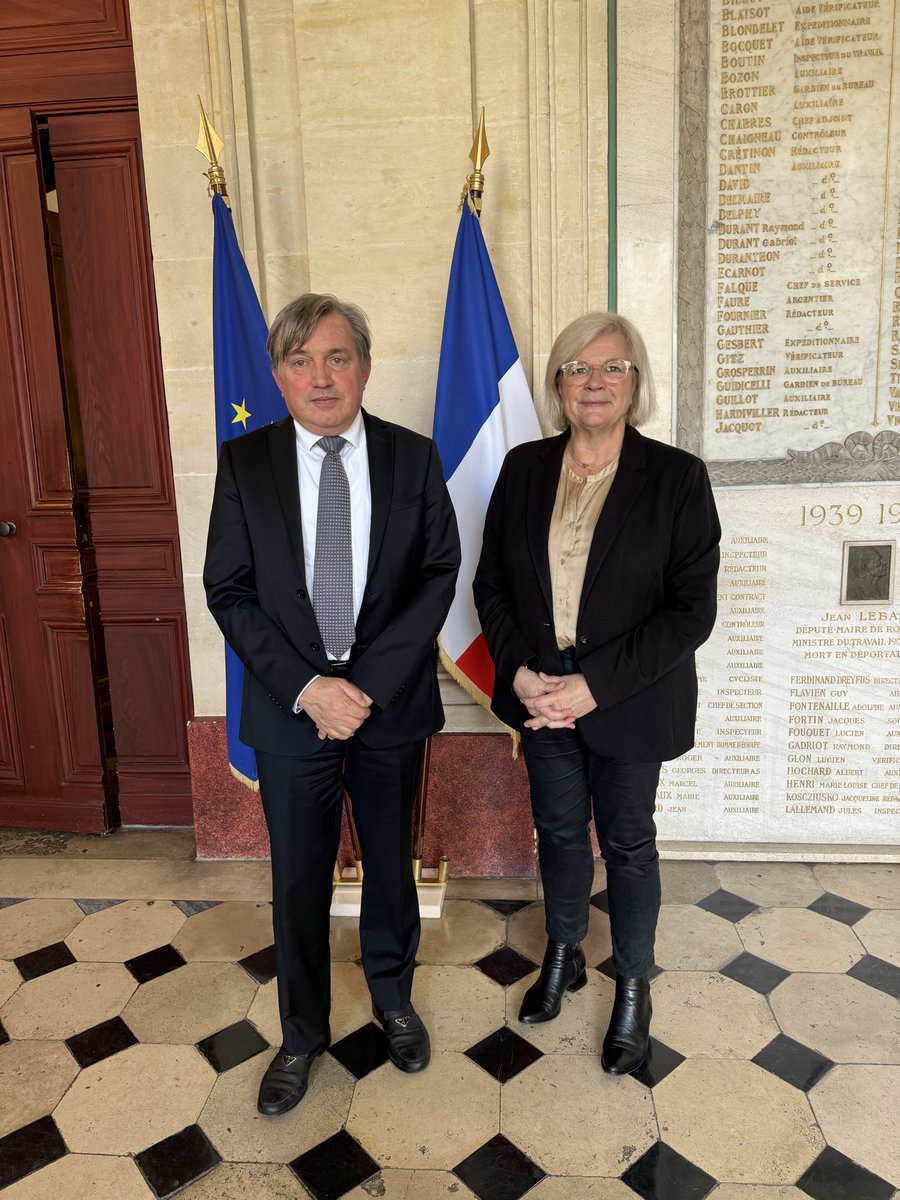 PhilippeBesset's tweet photo. Félicitations @CaVautrin , pour votre nomination en tant que ministre du Travail et de la Santé.

Après 3 mois de conflit avec le gouvernement de François Bayrou, les pharmaciens espèrent, à vos côtés, pouvoir préserver le système de santé à la française. Comme toujours, avec le bureau de la @fspfsyndicat vous pourrez compter sur nous pour être pleinement au travail.