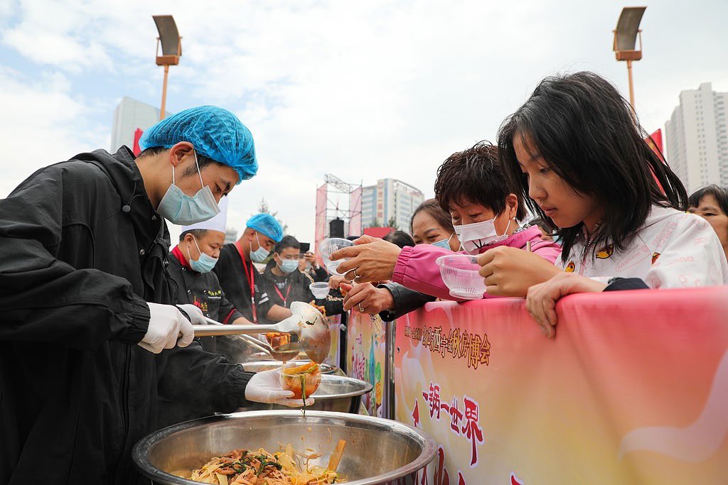 Descubre_China's tweet photo. Hotpot GIGANTE!! 😮🇨🇳 😋
En la plaza central de Xining, en la provincia china de Qinghai, se ha instalado un hotpot gigante de 2,1 metros de diámetro, 2,8 metros de altura y 1,2 toneladas de peso.
#China #Asia #HotPot #Comida #Xining #Qinghai #Artesanos https://t.co/x4BfsbLFQU