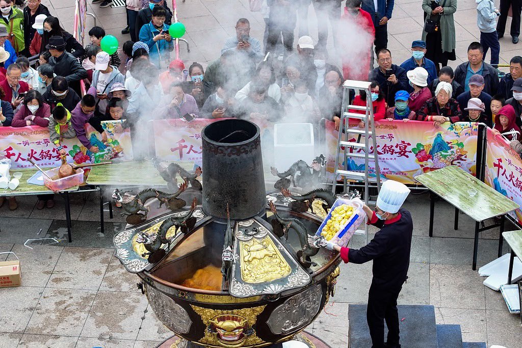 Descubre_China's tweet photo. Hotpot GIGANTE!! 😮🇨🇳 😋
En la plaza central de Xining, en la provincia china de Qinghai, se ha instalado un hotpot gigante de 2,1 metros de diámetro, 2,8 metros de altura y 1,2 toneladas de peso.
#China #Asia #HotPot #Comida #Xining #Qinghai #Artesanos https://t.co/x4BfsbLFQU
