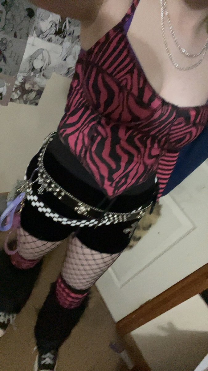 lorcantikletime's tweet photo. SCENE FIT !!! FIRST TOME TRYING OT OUT I MIGHT DRESS SCENE MORE LOL https://t.co/3lcDkCh999