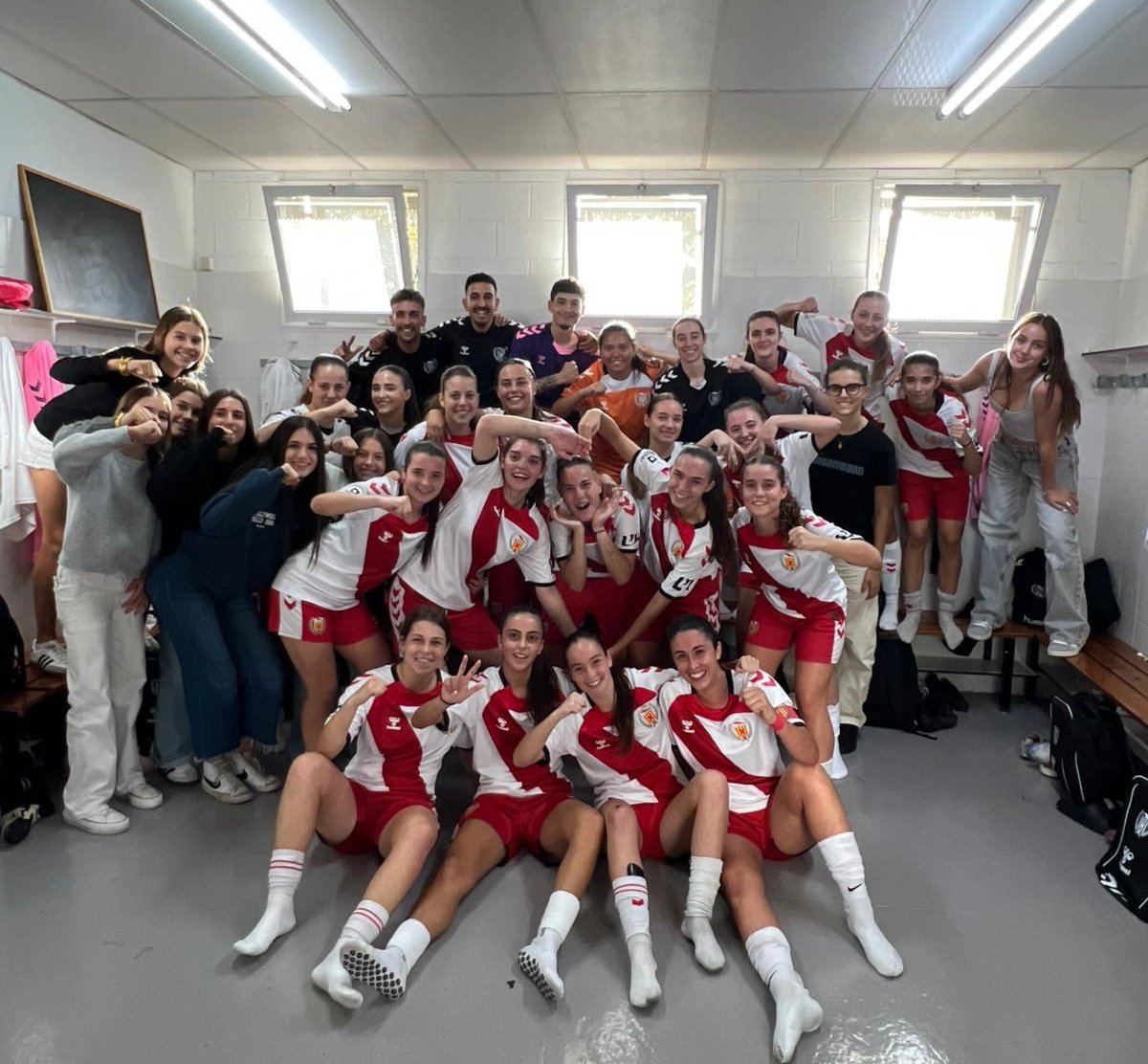 Tercera victòria en 3 jornades de l'equip de <a href="/CGutierrez954/">Christian Gutiérrez</a>, que segueix líder per diferència de gols per davant d'ENFAF Andorra i CE Aro. Un únic gol de Paula Nieto als 10 minuts de la represa ens fan sumar els 3 punts. El proper dissabte es visitarà la <a href="/UEVic_/">Unió Esportiva Vic</a> (16h). #1CatFem