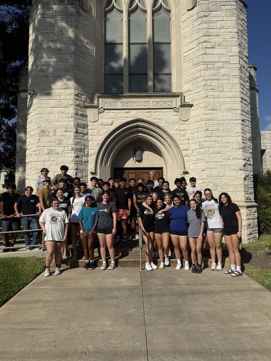 SeguinAthletics's tweet photo. Matadors spending their Saturday helping unload pumpkins at the Methodist Church. #weSERVEhigher 

We appreciate you!! https://t.co/n3u4Ghqjmb