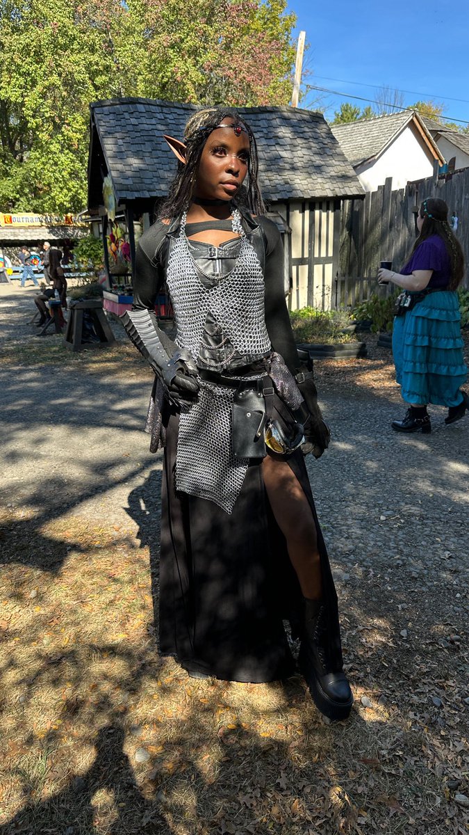 chibith0t's tweet image. Outside giving quest to the maidenless ⚔️