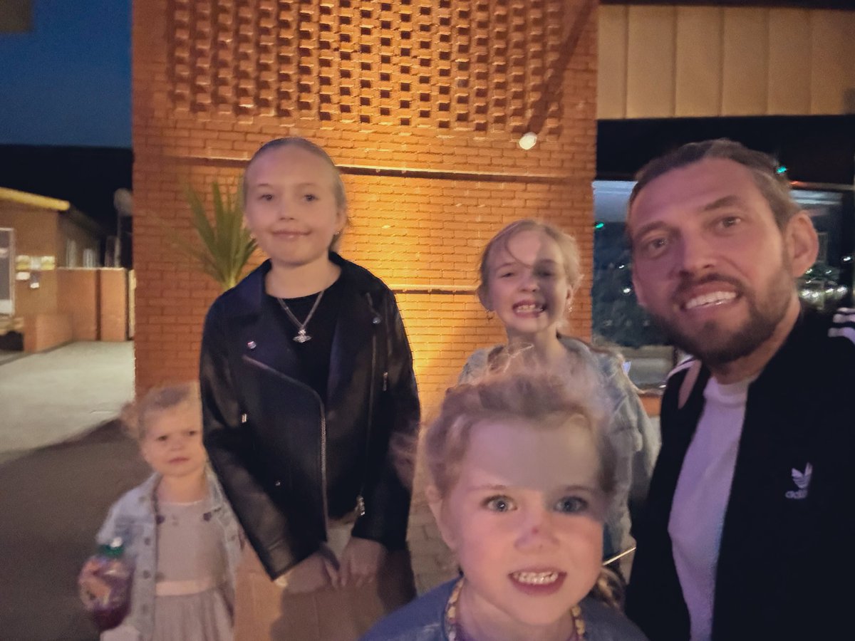 Working away all next week so a night at the dog racing with the girls 💜