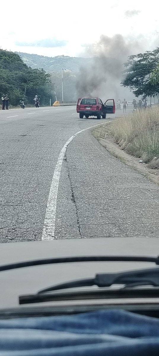 Luishapp03's tweet photo. #VallesDelatuy 2:06pm #AChO Autopista Charallave Ocumare reportan vehículo incendiandose altura de la entrada de Matalinda https://t.co/4icSoWmR6Y