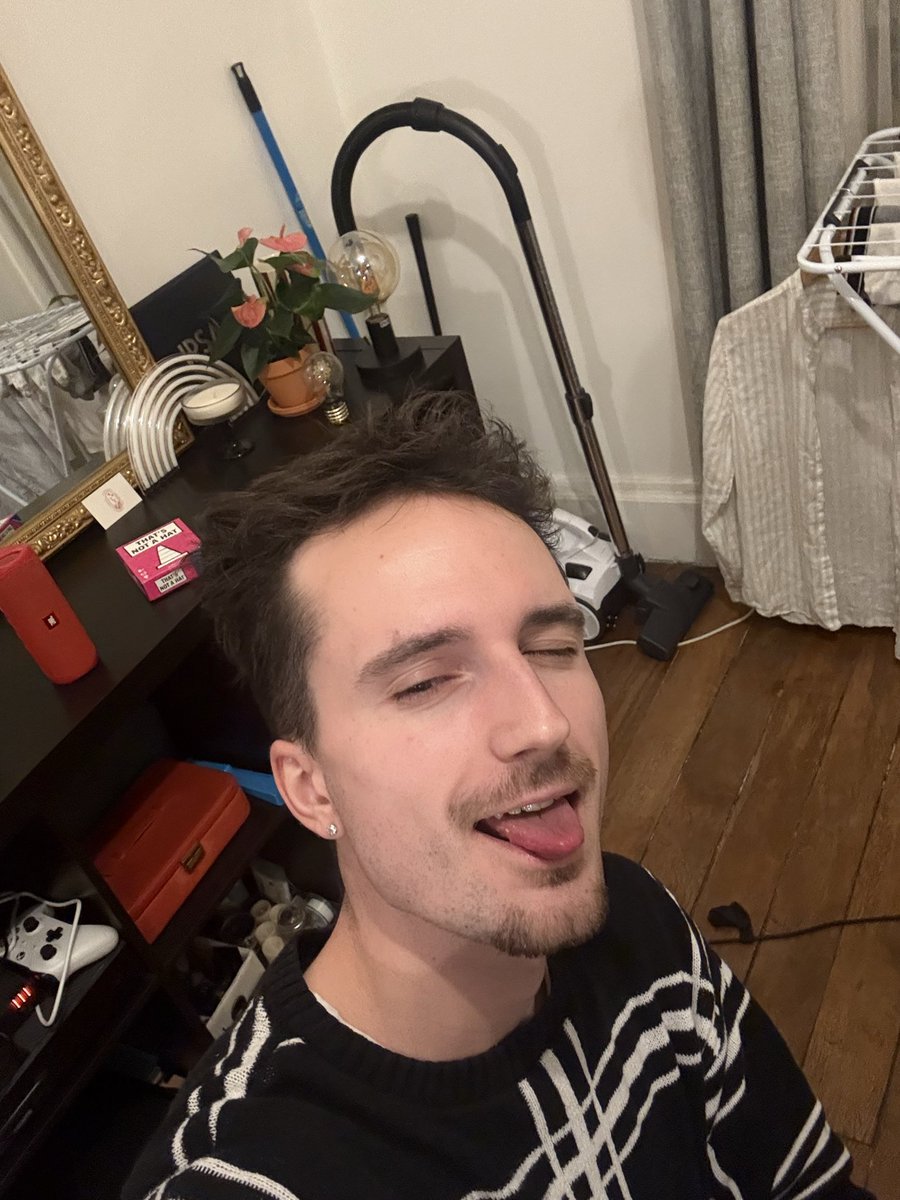 val ☄️ tweet media