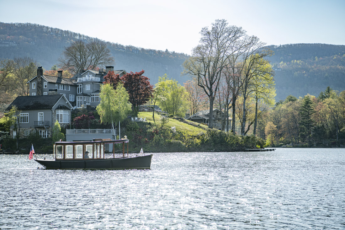 SimplyBuckhead's tweet image. MULTI-GEN MOUNTAIN GETAWAY

The Greystone Inn offers relaxed charm for the whole family!

My family appreciates the charming mountain towns of Western North Carolina, but sometimes the hustle and bustle of glamorous Cashiers and Highlands can be too much, especially with two very…