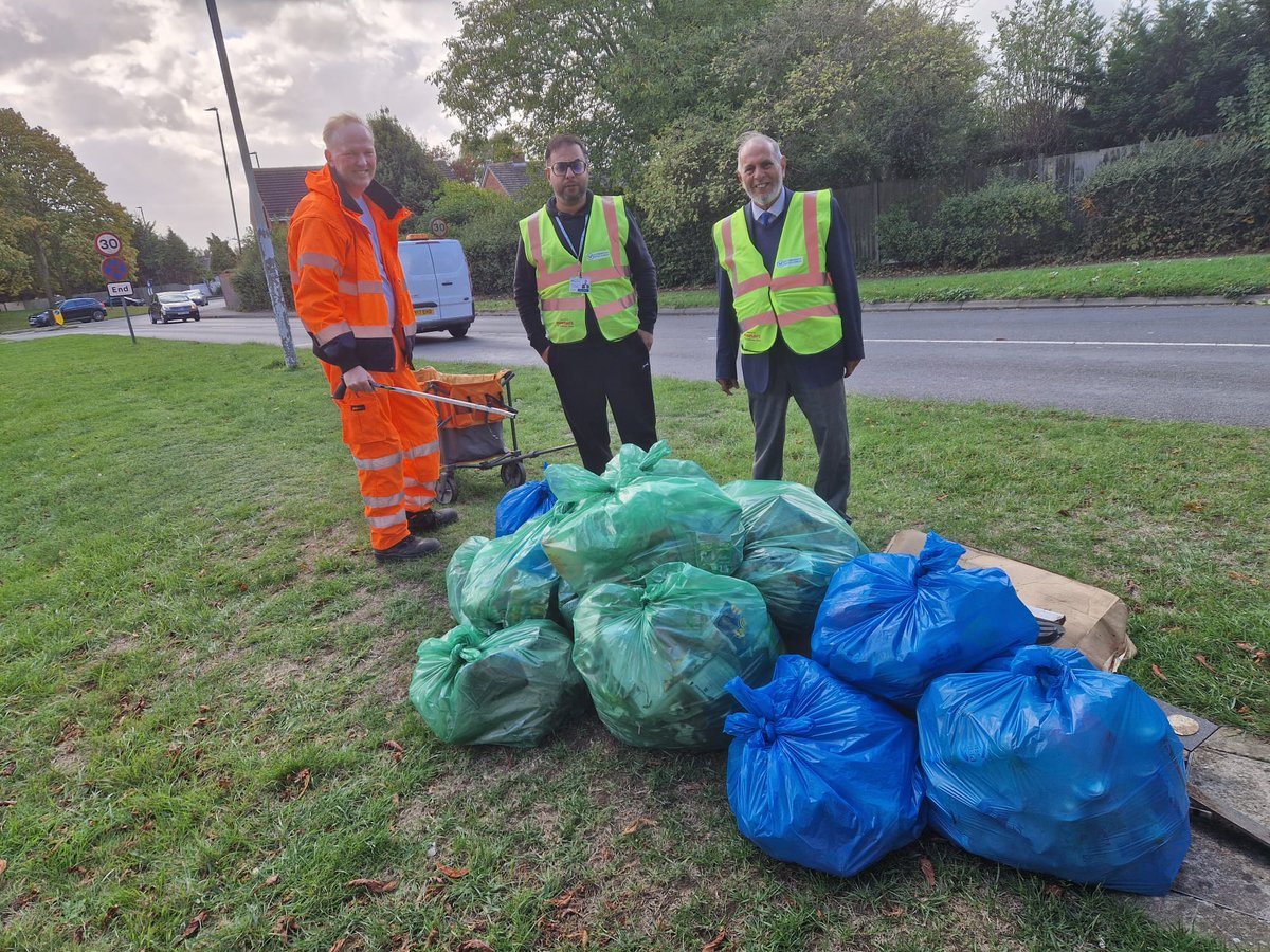 Litter picked a wide area of Netherton today with Cllr Raja Sabeel Ahmed, ex Mayor Gul Nawaz, local residents, Liz, Steve, Phillip, Carole, Sherazade and Margaret - a big thank you to everyone involved!
30 bags collected (8 recyclable).