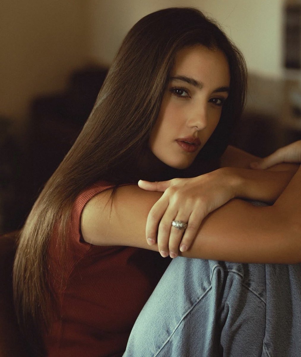 Zeudislovee's tweet photo. She really is just the most gorgeous women in the world😮‍💨 

#zeudiners https://t.co/obib2QlD8j