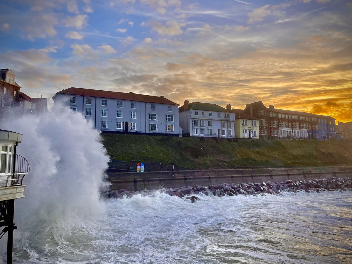 TractorWalking's tweet photo. Rough sea and windy in Cromer this evening… @WeatherAisling @ChrisPage90 @StormHour @metoffice #loveukweather #Norfolk #Cromer #StormAmy https://t.co/Gk2rh1UCyI