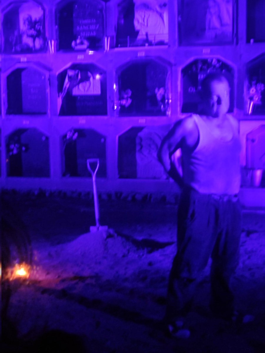 L'Enterrador és una obra de teatre colpidora. La humanitat d'un home per no oblidar els afusellats pel franquisme ens ha de servir encara per combatre l'horror de la guerra. Ahir en <a href="/PepeZapata/">PepeZapata</a> ens vam emocionar al cementiri de Montjuïc durant el #ViuMontjuic.