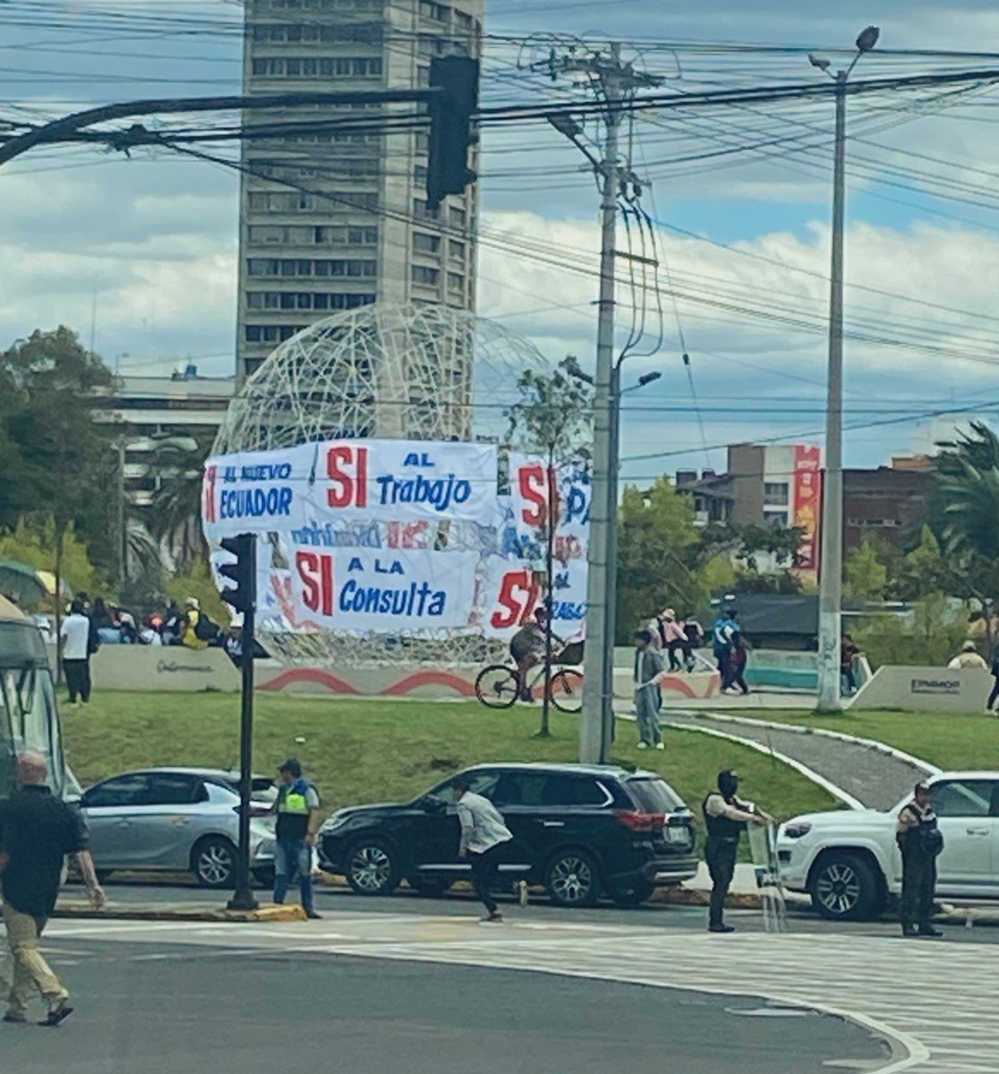 sybelmartinez's tweet photo. 🔴 Cuestión de percepciones, yo vi a la pasadita puros Toyota 4x4, camiones llenos de militares y policías, unos inflables para guaguas y muy poca gente. Se tomaron el espacio, pero no les salió la jugada, la población civil movilizada se fue a protestar pacíficamente a otra parte! 
#ParoNacionalEcuador