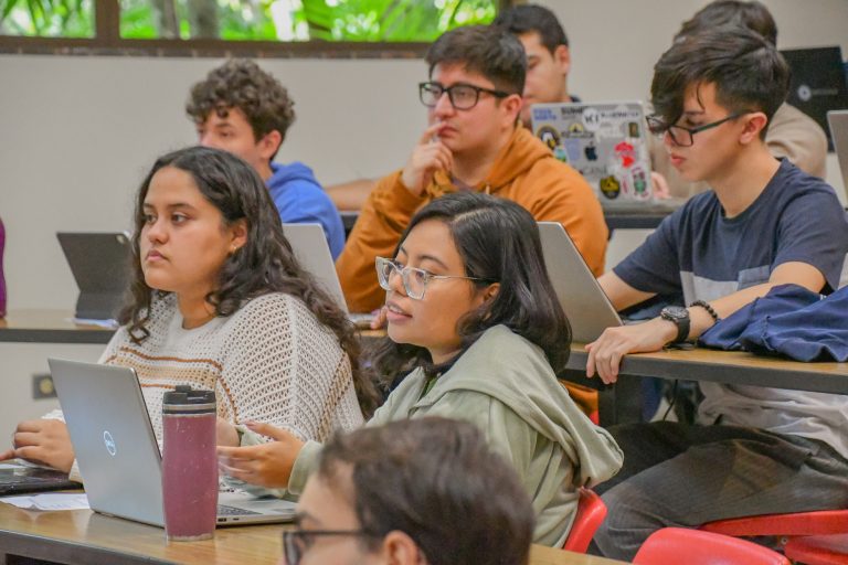 El proyecto piloto Learning How to Learn fue diseñado para ayudar a los alumnos de primer año de la Facultad de Ciencias Económicas a desarrollar habilidades efectivas de aprendizaje, mediante el uso de técnicas basadas en evidencia científica.
Visita bit.ly/4gXH4y0
#ufm