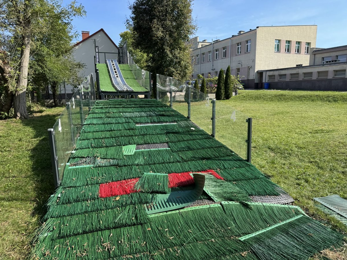 Skocznia narciarska K-4, na je otwarcie zaproszono samego mistrza Adama Małysza. Przeprowadzono wtedy zawody i otwierano ją z wielką fetą. Po tym wydarzeniu już nikt z niej nie korzysta, a sama skocznia niszczeje z dnia na dzień. Koszt 100 000 zł.